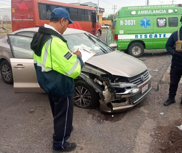 Tráiler choca contra auto en La Piedad-Degollado, dos heridas