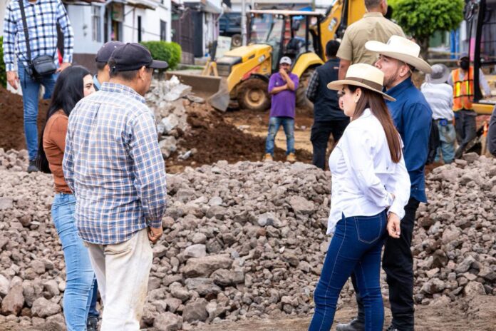 Grecia Quiroz supervisa obras de pavimentación y drenaje en Uruapan Grecia Quiroz supervisa obras de pavimentación y drenaje en Uruapan