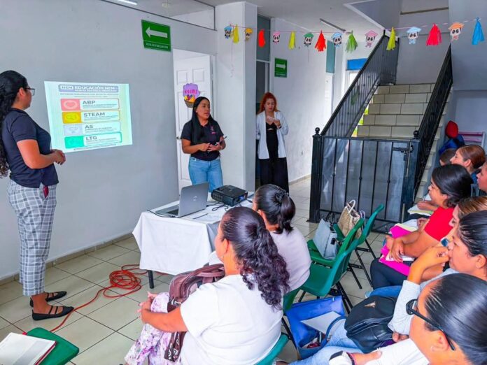 Uruapan, preparan a 40 docentes para el manejo de libros de la SEP