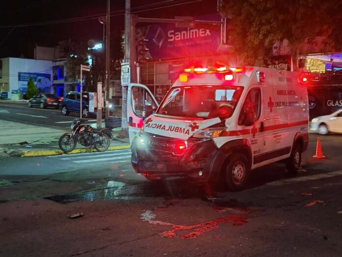 Ambulancia y camioneta chocan en la Ventura Puente, Morelia