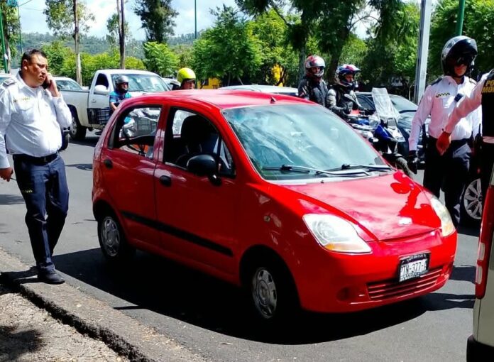 Automovilista y chófer de combi protagonizan riña en Morelia