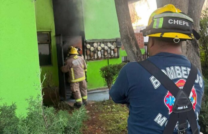 Bomberos Morelia rescatan a un adulto mayor de incendio