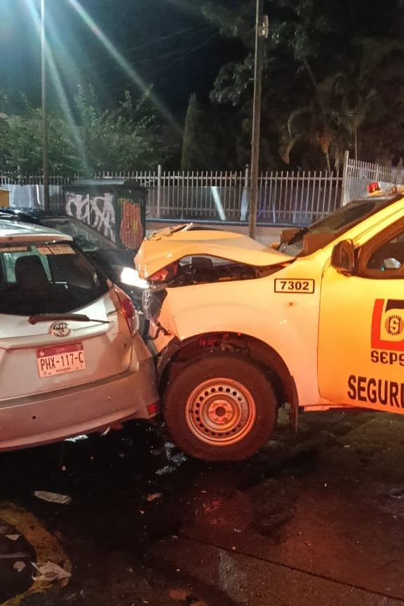 Incendio de camioneta en Turicato y choque en Morelia dejan dos lesionados