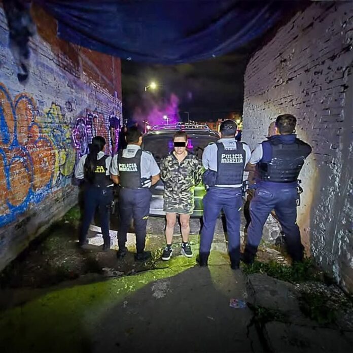  Detienen a mujer con vehículo robado tras persecución en Morelia