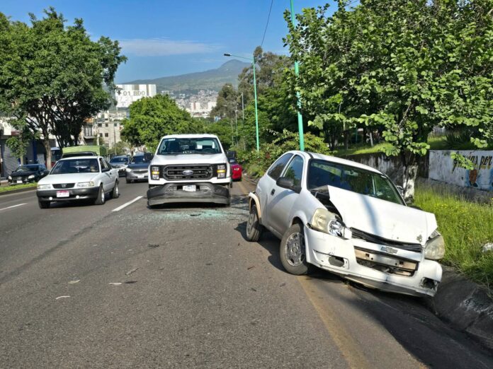 Choques múltiples generan caos vial en Periférico de Morelia
