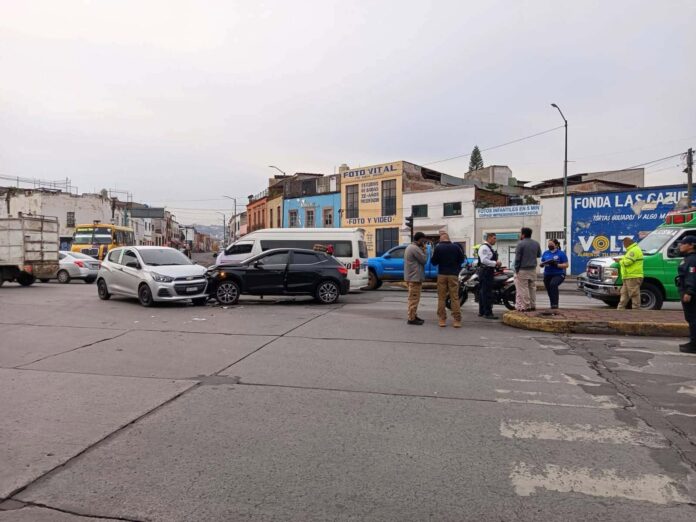 Percance vial es protagonizado por dos autos en Morelia