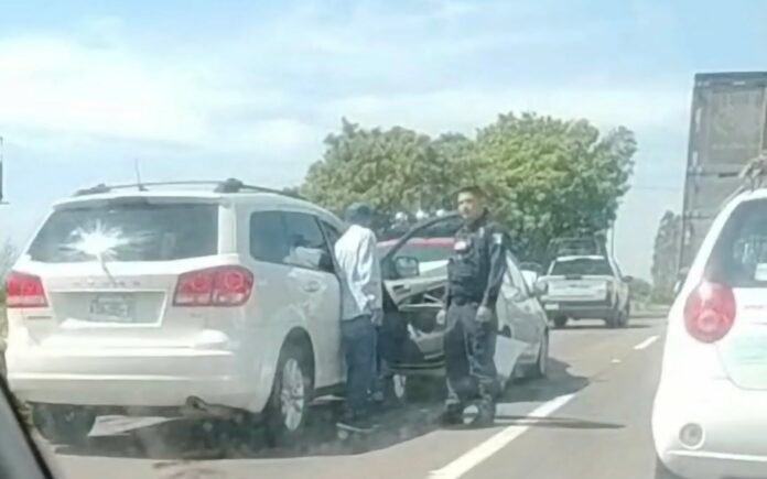 Registran carambola entre tres vehículos en la Morelia-Pátzcuaro