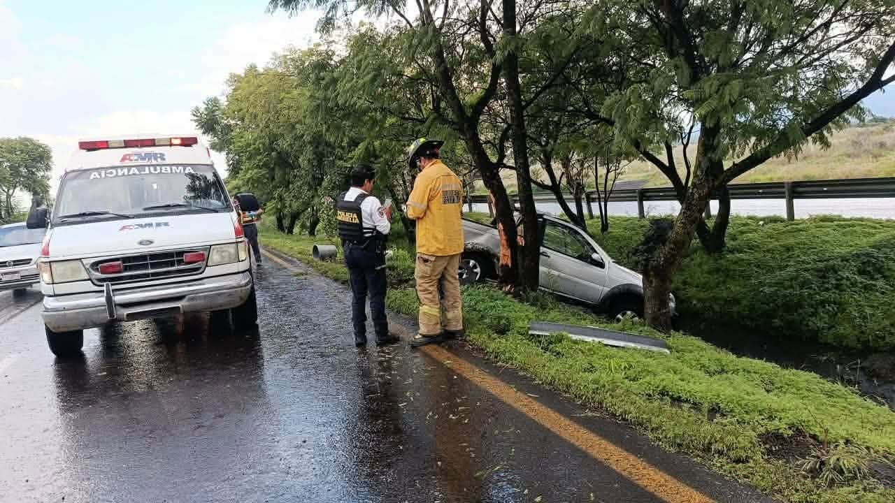 Volcadura en la Morelia y atropellamiento en Zamora dejan una mujer lesionada y daños materiales