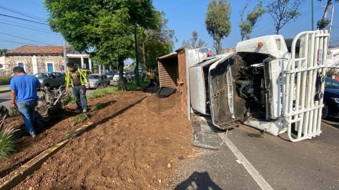 Registran dos volcaduras de camiones de carga en Morelia