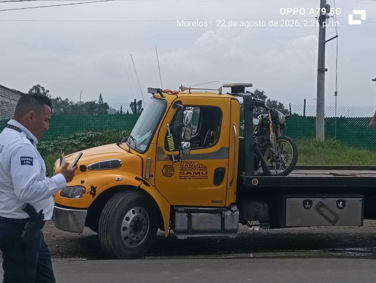 Vehículo embiste a motociclistas y huye