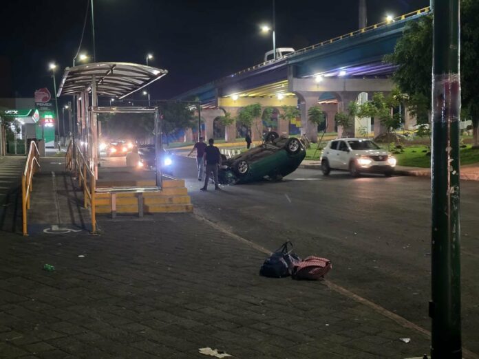 Vuelca auto a la altura de la Terminal de Autobuses de Morelia