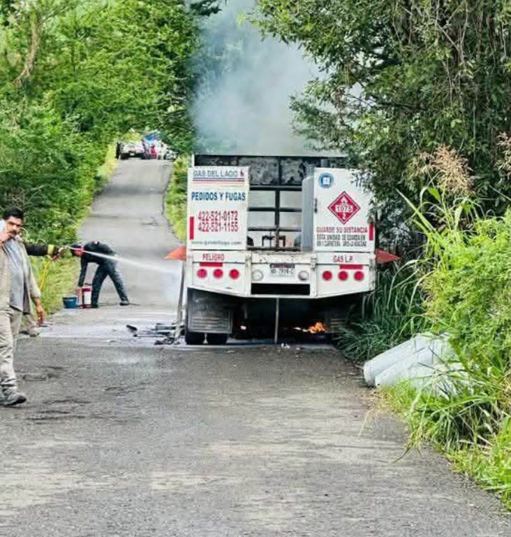 Incendio de camioneta en Turicato y choque en Morelia dejan dos lesionados