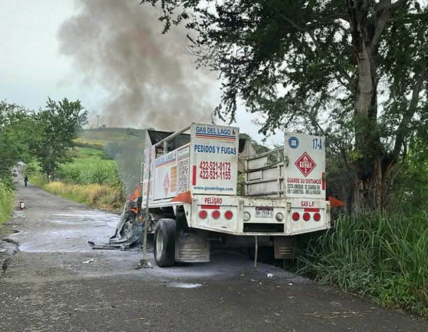 Incendio de camioneta en Turicato y choque en Morelia dejan dos lesionados