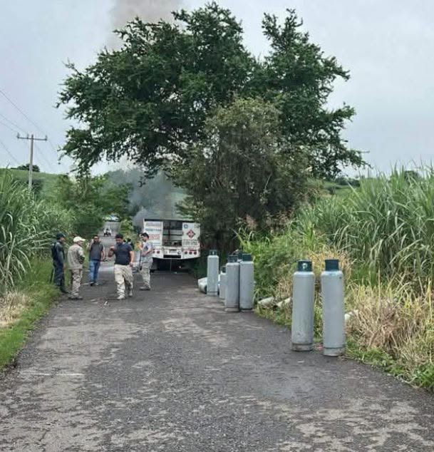 Incendio de camioneta en Turicato y choque en Morelia dejan dos lesionados