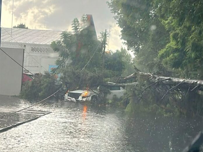 Fuerte tromba causa afectaciones en Uruapan