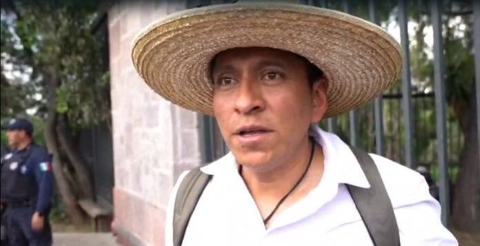 Comuneros cierran la autopista de la agroexportación Uruapan-Zamora