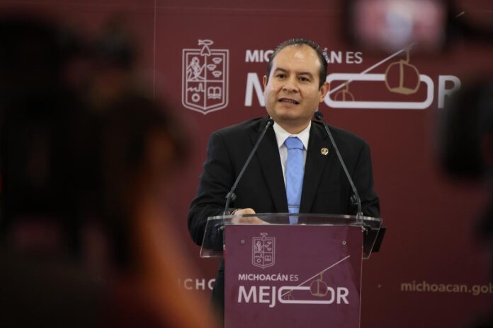 Morelia, Michoacán, a 5 de agosto de 2026.- Como resultado de las acciones de investigación y persecución del delito, durante el periodo comprendido del 1 de enero al 31 de julio de 2026, la Fiscalía General del Estado de Michoacán (FGE) registró una disminución del 31 por ciento en los eventos de homicidio, en comparación con el mismo periodo de 2025. Durante una rueda de prensa encabezada por el Gobernador del Estado, Alfredo Ramírez Bedolla, en la que también estuvo presente el Secretario de Seguridad Pública, Antonio Cruz Medica, el Encargado de Despacho, Israel Vega Rodríguez, informó que en el periodo en mención se contabilizaron 87 eventos con 103 víctimas de homicidio, mientras que en el mismo periodo de 2026 se registraron 60 eventos con 74 víctimas, lo que representa una reducción de 27 eventos, equivalente al 31 por ciento. En materia de investigación y cumplimiento de mandamientos judiciales, la FGE reportó un incremento significativo en el número de cateos realizados. Durante los primeros siete meses de 2025 fueron ejecutados 56 cateos, mientras que en el mismo periodo de 2026 se llevaron a cabo 156, lo que representa un aumento de 100 diligencias y un crecimiento del 178.5 por ciento. Asimismo, el número de personas detenidas pasó de 304 durante el periodo enero-julio de 2025 a 396 en el mismo periodo de 2026, es decir, 92 personas más detenidas, equivalente a un incremento del 30.3 por ciento. Respecto al cumplimiento de órdenes de aprehensión, Vega Rogriguez indicó que la Fiscalía reportó durante los primeros siete meses de 2025, el cumplimiento de 131 órdenes de aprehensión, mientras que en 2026 la cifra ascendió a 140, lo que representa nueve órdenes más y un incremento de 6.9 por ciento. Como parte de las acciones dirigidas a combatir actividades ilícitas que generan recursos para estructuras criminales, también se informó sobre el aseguramiento de máquinas tragamonedas. De enero a julio de 2025 fueron aseguradas 150 máquinas, mientras que en el mismo periodo de 2026 se contabilizaron 208, es decir, 58 aseguramientos más. El Encargado de Despacho reiteró que los resultados reflejan el fortalecimiento de las capacidades de investigación de la FGE, así como una mayor intervención operativa para el cumplimiento de órdenes judiciales, la detención de personas relacionadas con hechos delictivos y el aseguramiento de objetos vinculados con actividades ilícitas. La Fiscalía General del Estado refrenda su compromiso de continuar fortaleciendo las investigaciones y acciones operativas, en coordinación con las instituciones de seguridad de los tres órdenes de gobierno, con el objetivo de contribuir a la reducción de los delitos que afectan a las y los michoacanos y garantizar el acceso a la justicia.