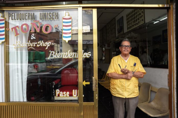 Don Toño, 67 años entre la peluquería tradicional en Morelia