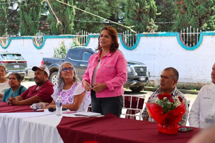 Productores de Nochebuena y Fabiola Alanís se alían por el campo michoacano