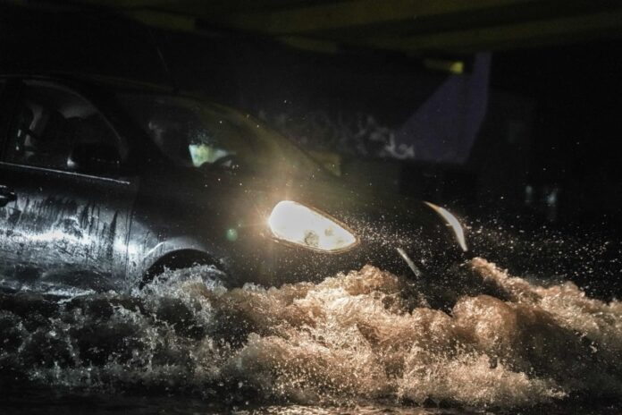 ¡Alerta vial! Inundada la lateral de Torreón Nuevo, Morelia