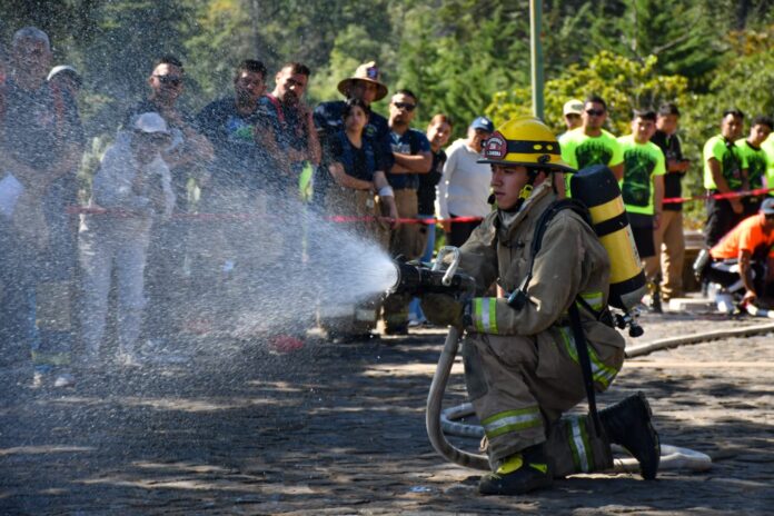 Julio Arreola reconoce labor de bomberos durante el Reto Estribo