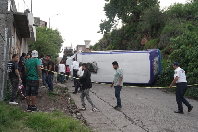 Tras volcadura al menos 12 personas heridas en Morelia