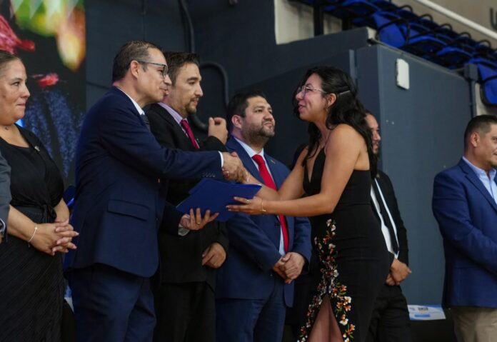 Nicolaitas reciben reconocimiento Coparmex de excelencia educativa Nicolaitas reciben reconocimiento Coparmex de excelencia educativa