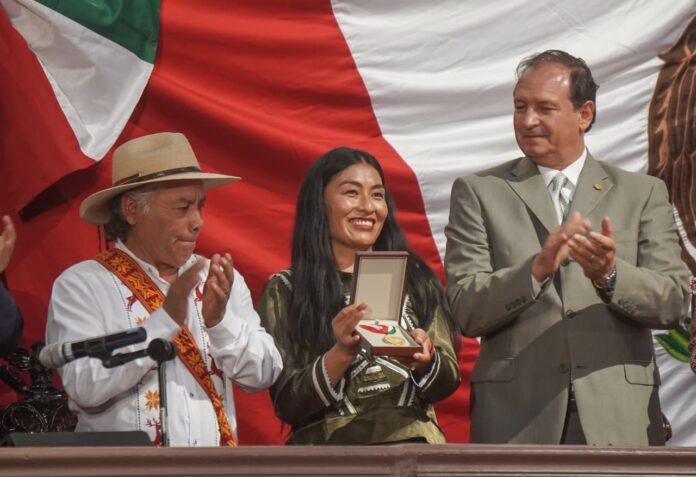 Congreso, comunidades Mazahuas con Autogobierno reciben máxima presea
