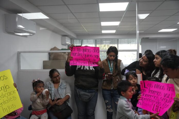 Protestan por retiro de maestros en primaria de Morelia
