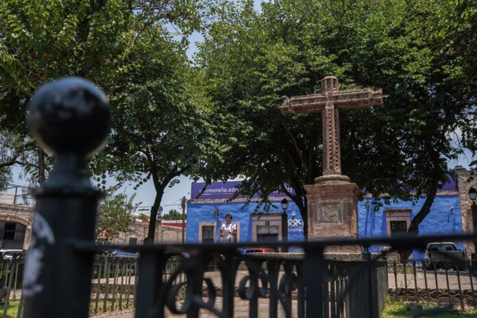 ¿Hecha de lápidas? La historia detrás de la Cruz de San Diego