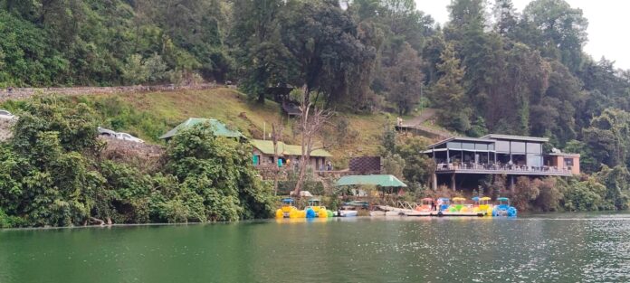 Políticos y empresarios, principales invasores del lago de Zirahuén Políticos y empresarios, principales invasores del lago de Zirahuén