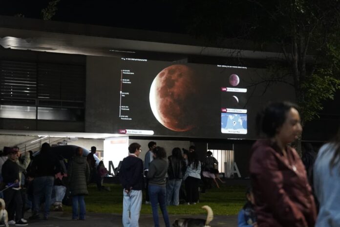 Tras nubes, Morelia contempla eclipse lunar junto a sus lomitos