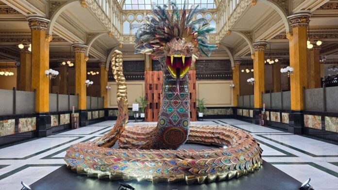 Retiran obras de César Menchaca tras polémica por arte wixárika