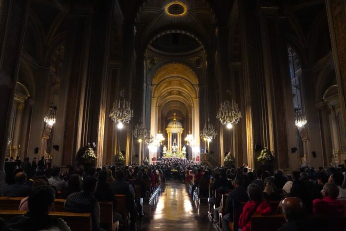 ¡Ni un alma más en Catedral! Entre Mozart, creyentes… y uno que otro panista