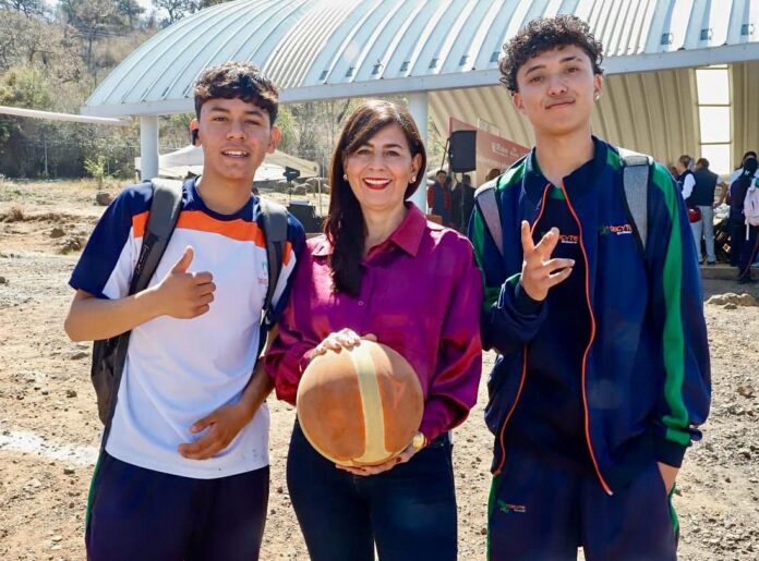 Gaby Molina reconoce a la comunidad educativa