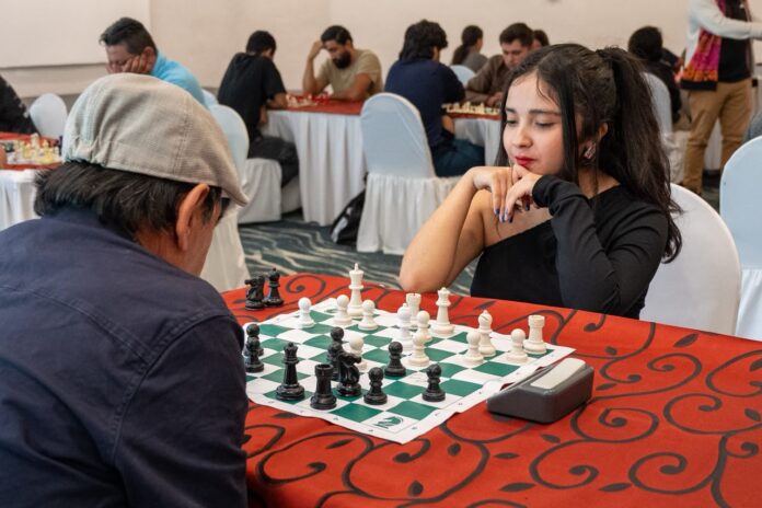 Silencio, estrategia y 40 tableros: 80 ajedrecistas compiten en Morelia