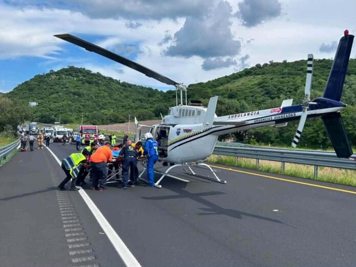 Michoacán, camioneta a barranco, un muerto
