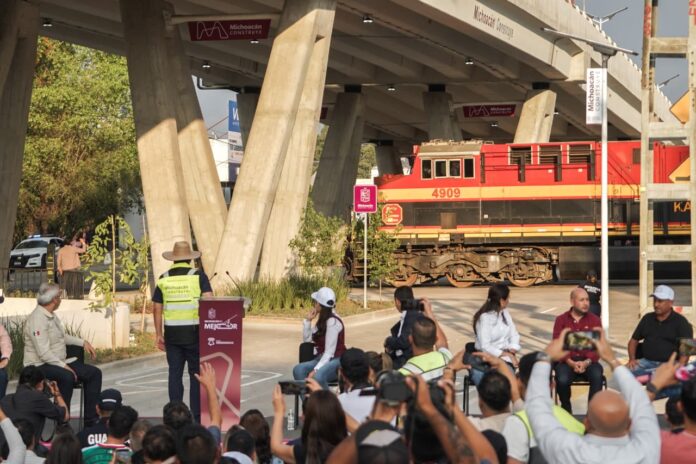 Con el tren de testigo, Morelia inaugura nuevo paso ferroviario de más de 300 mdp
