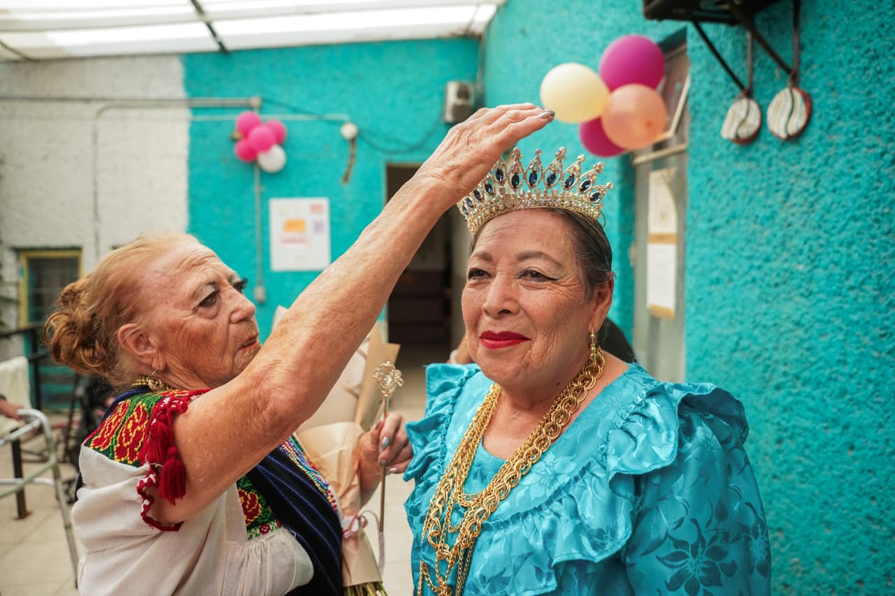 Nena baila contra el tiempo; 84 años y 20 de seguir moviendo las piernas