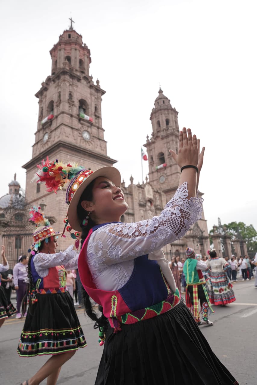 Ballet Folklórico de Michoacán celebra 68 años con desfile en el Centro de Morelia