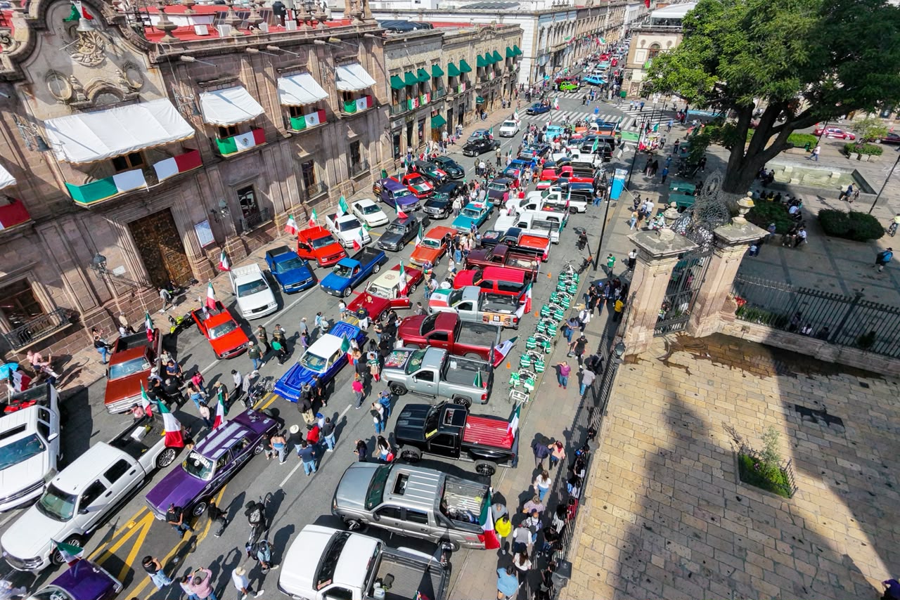 Trocas, banda y torito llenan de ambiente el Centro Histórico de Morelia