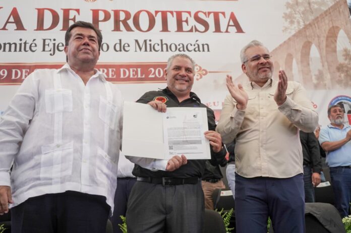 Tras la audiencia de Alexis N. alias “El Brilloso”, donde aportó nuevos elementos al caso del homicidio de Carlos Manzo; el gobernador de Michoacán, Alfredo Ramírez Bedolla, aseguró que la investigación por el crimen contra del exalcalde de Uruapan, es de 360 grados y se investigan todas las líneas que puedan surgir, incluso nuevas, con el objetivo de encontrar la verdad y que se haga justicia. Afirmó que el trabajo se realiza de manera profesional por la Fiscalía General del Estado, con la colaboración del Gobierno Federal y del secretario de Seguridad, Omar García Harfuch, lo que ha permitido la detención de 33 personas hasta el momento, entre ellos El Brilloso y su hermano Cristian N. “El vikingo “. Detalló que aún permanece prófugo el coronel Jiménez, quien era jefe de escoltas del ex presidente municipal. El mandatario señaló que lo que se está confirmando en las audiencias es lo que se había advertido desde el inicio de la investigación y sobre todo lo señalado por la Fiscalía desde diciembre y enero, cuando se detuvo al primer círculo de escoltas, integrado por siete personas que acompañaban directamente al edil. “Todo confirma que también desde adentro vino la información, vino toda una situación donde prácticamente su círculo cercano participó junto con la delincuencia organizada. Aquí hubo un contubernio que se está confirmando entre su círculo cercano de confianza y la delincuencia organizada que le arrebató la vida al presidente municipal en el atentado”, puntualizó. Reconoció que aún falta mucho por investigar, pero hay grandes avances y conforme avancen las audiencias, los juicios y se logren más detenciones, se irán despejando dudas. Dijo que todavía está pendiente esclarecer la motivación del atentado. Hizo un llamado a que quienes han sido citados a testificar lo hagan, al señalar que aún faltan algunas personas del Ayuntamiento de Uruapan que no han acudido al llamado de la Fiscalía. Consideró fundamental que sean entregados los celulares del extinto presidente municipal para que no quede duda alguna, al ser aparatos donde se contiene gran parte de la actividad diaria y que pueden aportar datos relevantes. “Gran parte de nuestra actividad diaria se contiene en estos aparatos y creo que sí es prudente que fueran entregados los celulares del extinto presidente municipal, que en paz descanse Carlos Manzo, para que no quede duda. Son elementos importantes, porque han venido saliendo más datos, más información, y esta investigación está viva, está en pleno desarrollo, y lo que buscamos es justicia y saber la verdad”, apuntó. Sobre los tiempos para esclarecer el crimen, indicó que ya hay gran claridad de qué ocurrió, pero falta que la Fiscalía aclare el móvil, por lo que no debe haber fechas fatales ni presiones, sino que se debe permitir que la institución haga su trabajo con profesionalismo. “La justicia se completa cuando hay ya sentencias y los acusados pasan a sentenciados, para que se diga que son ya los responsables”, concluyó.