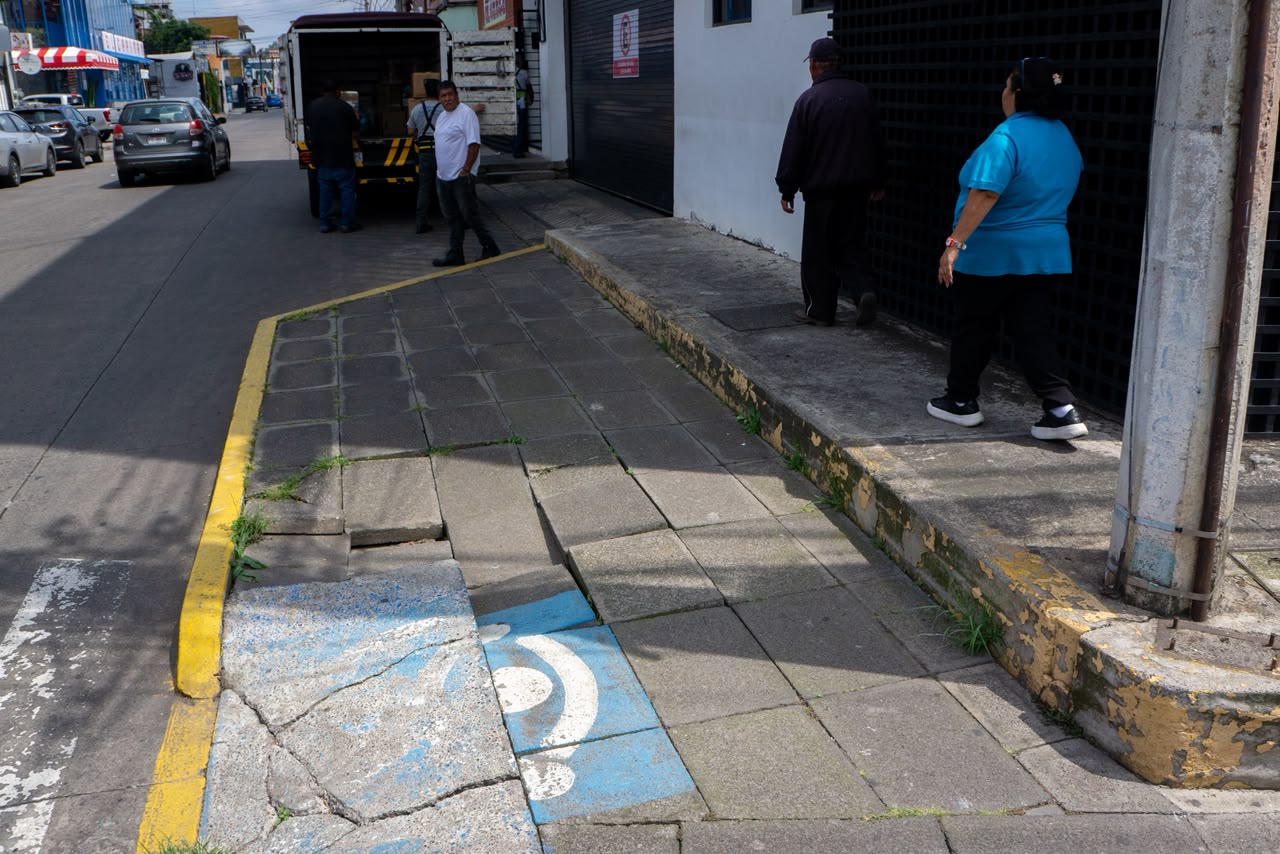 Rampa peatonal en García de León se convierte en riesgo para peatones