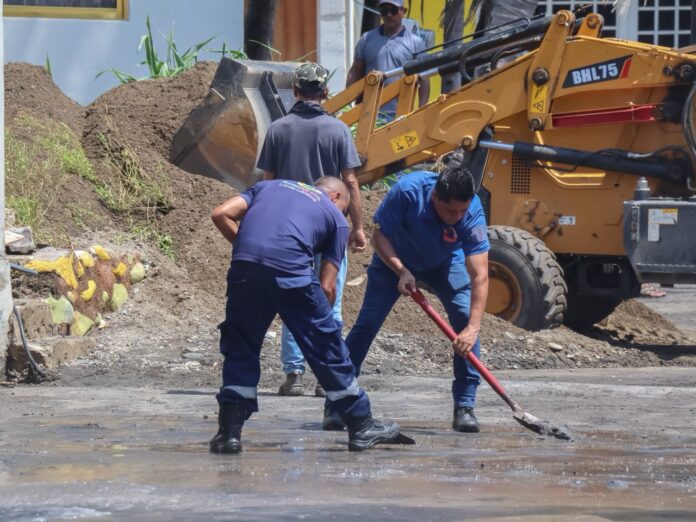 Y, en Lázaro Cárdenas: Manos que levantan las playas Y, en Lázaro Cárdenas: Manos que levantan las playas