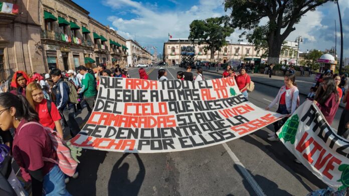 A 12 años de la desaparición de los 43 de Ayotzinapa, normalistas marchan en Morelia