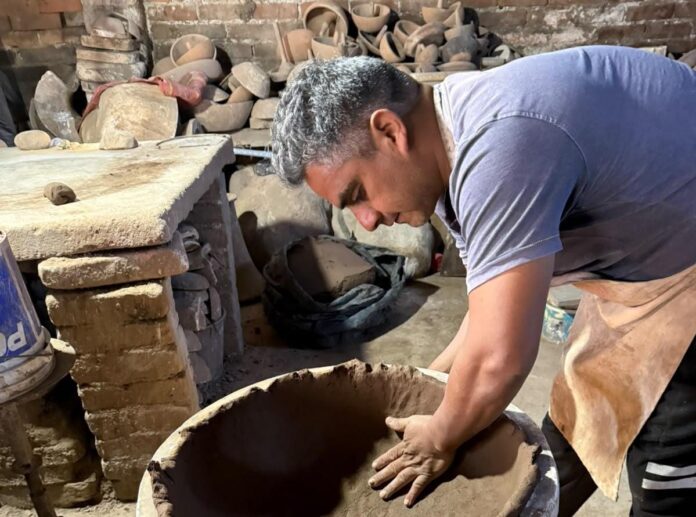 Maestro alfarero de Zinapécuaro gana máximo galardón en concurso nacional