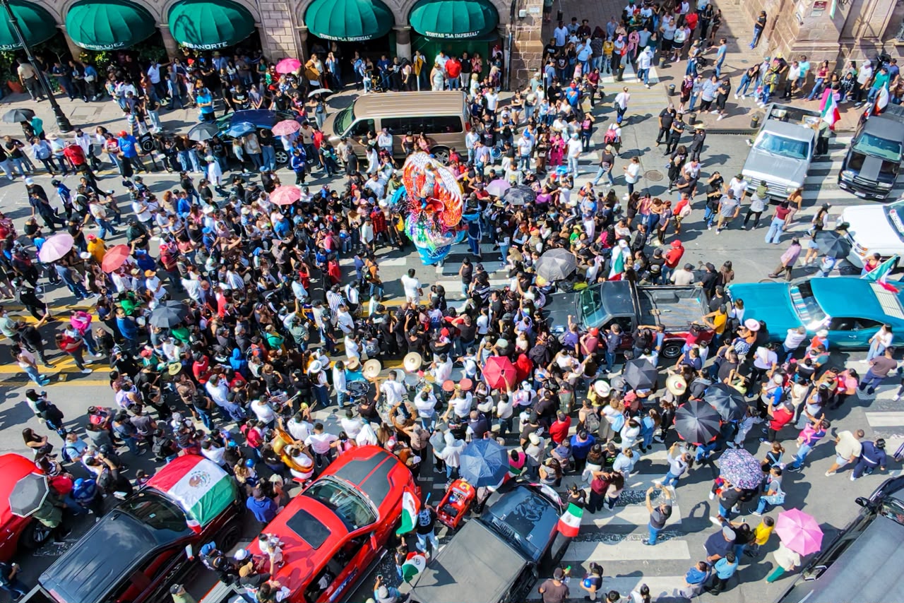 Trocas, banda y torito llenan de ambiente el Centro Histórico de Morelia