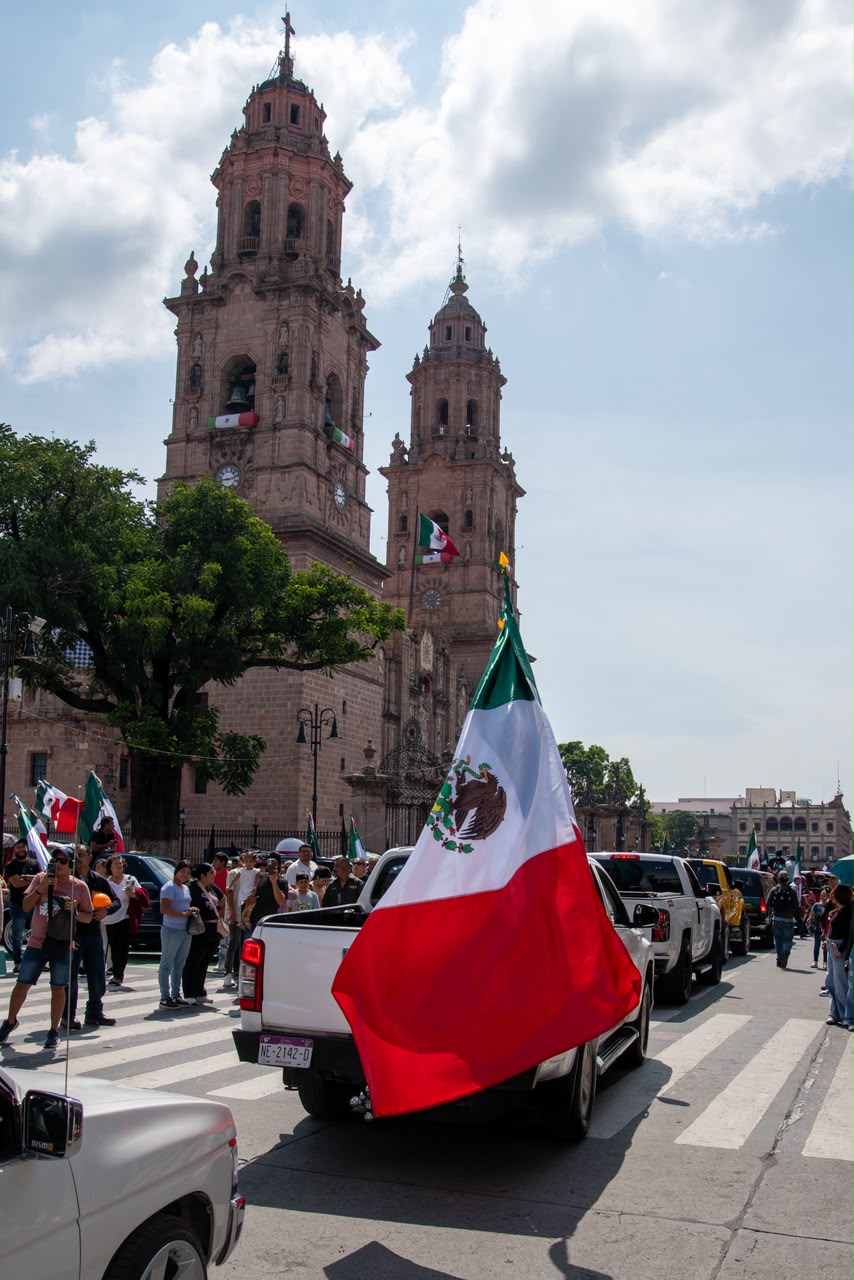 Trocas, banda y torito llenan de ambiente el Centro Histórico de Morelia