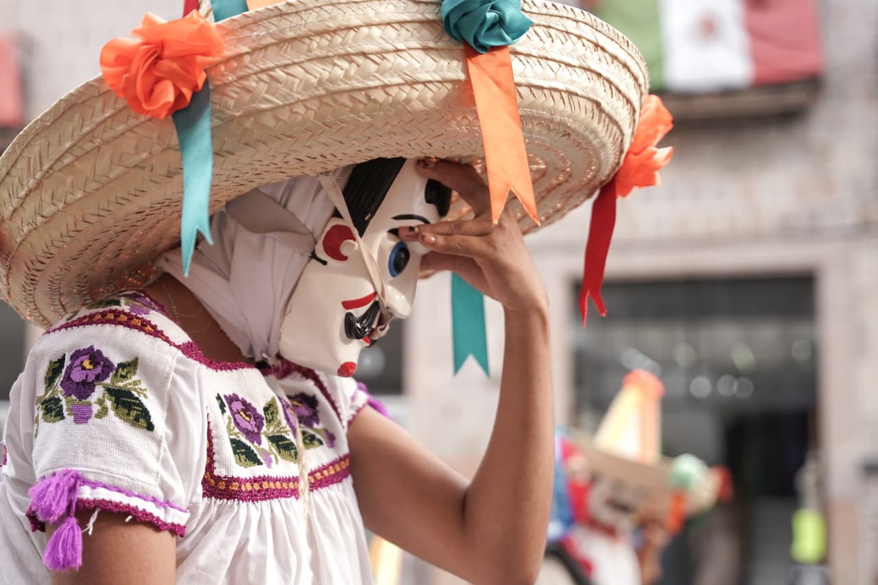 Ballet Folklórico de Michoacán celebra 68 años con desfile en el Centro de Morelia