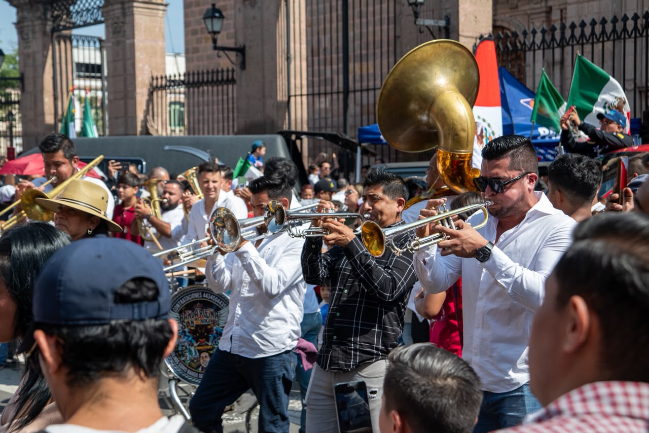 Trocas, banda y torito llenan de ambiente el Centro Histórico de Morelia